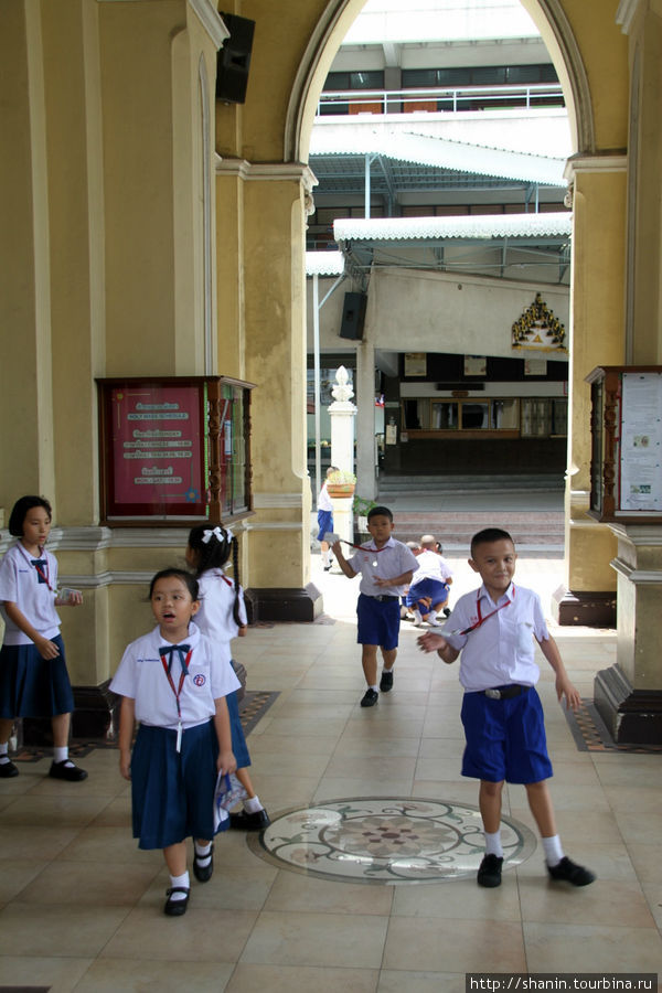 Школьники у входа в церковь Голгофы Бангкок, Таиланд