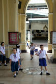 Школьники у входа в церковь Голгофы