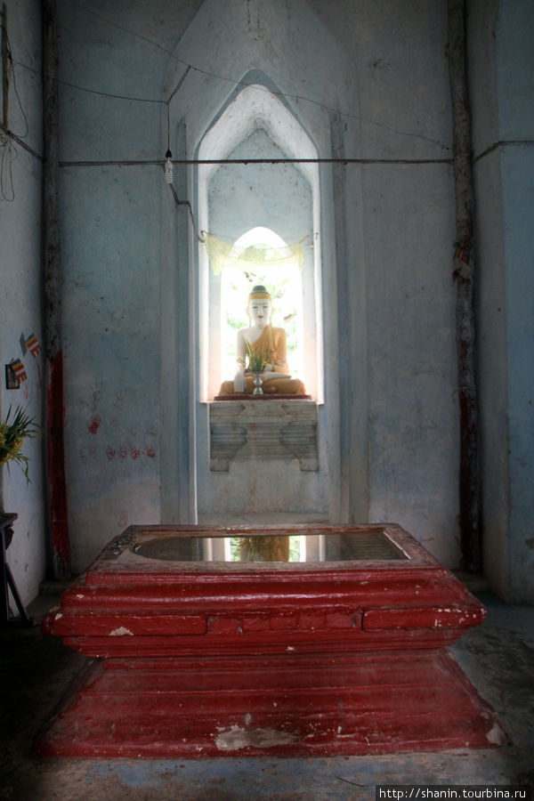 Отпечаток ступни Будды в пагоде Мингун, Мьянма