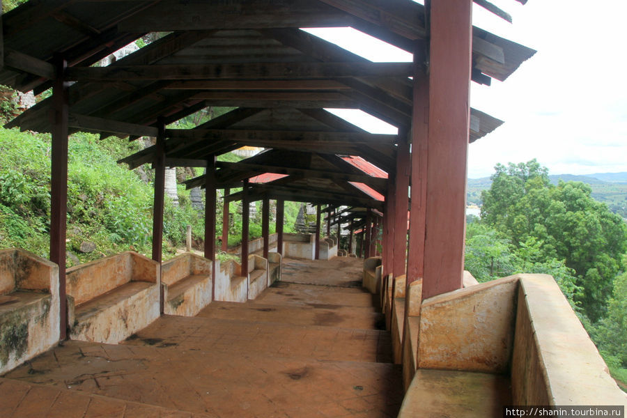 Лестницы накрывают железными кышами — от солнца и дождя Пиндайя, Мьянма