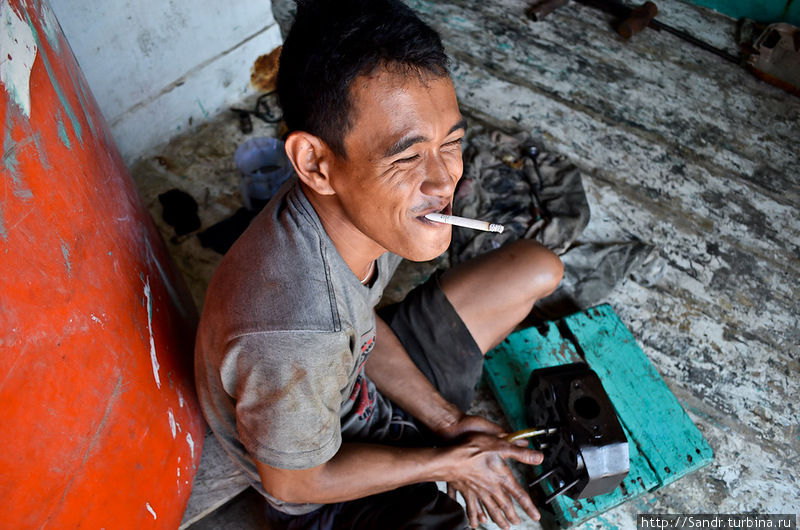 Будучи помощником механика Исмаил проводит время в машинном отсеке, занимается чисткой деталей и т.д. Но каждый раз после работы он смывает с себя грязь, масло, пыль, мазут и потом идет... Джакарта, Индонезия