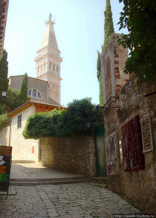 Вид на Кафедральный собор св. Евфимии с улицы Crisia. Ровинь, Хорватия