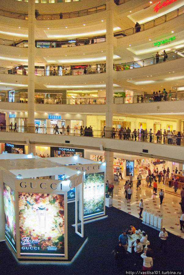 Торговый центр внутри башен Куала-Лумпур, Малайзия