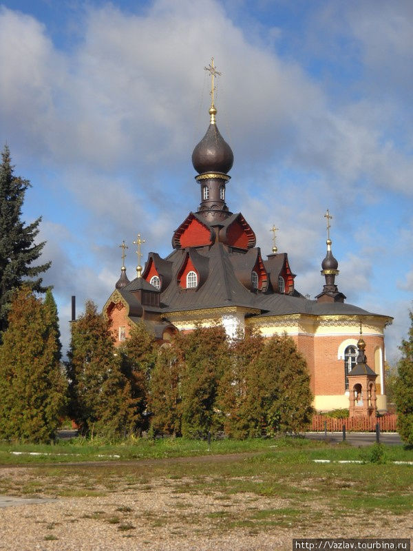 Вид на церковь с привокзальной площади Александров, Россия