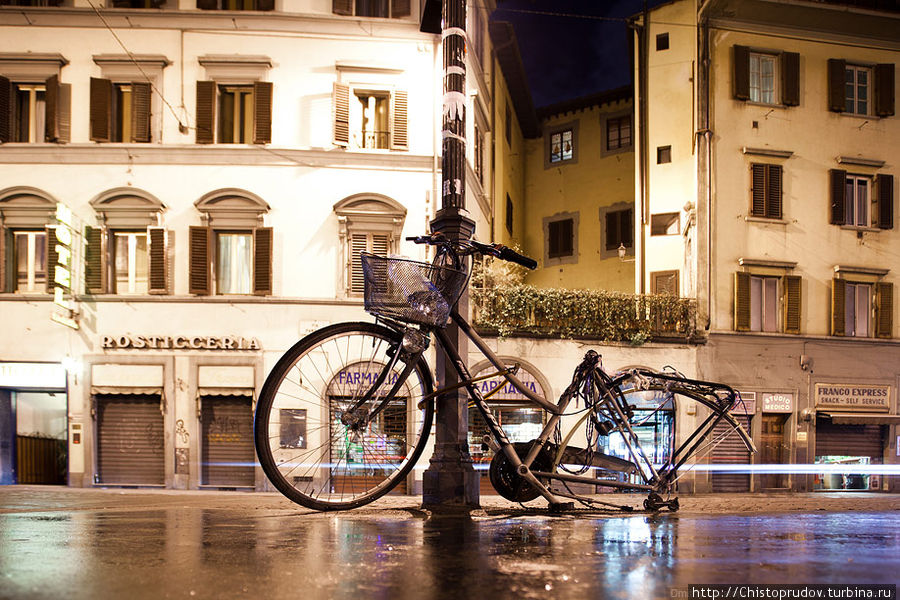 Чтобы велосипед не украли, его нужно привязывать. Например к столбу. Флоренция, Италия