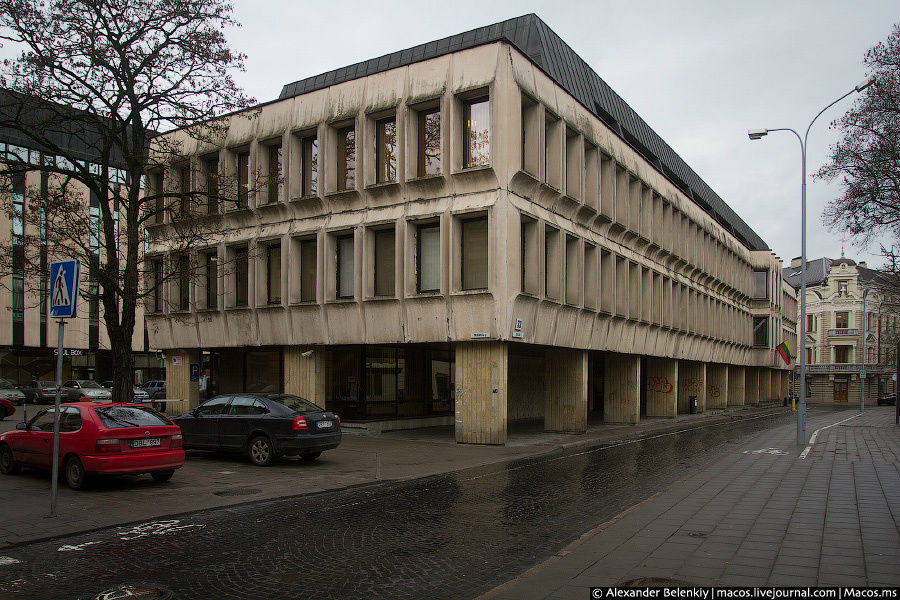 Советская архитектура в центре тоже встречается, но она почему-то не вызывает отторжения. Во Франции я тоже такие дома встречал, например. Вильнюс, Литва