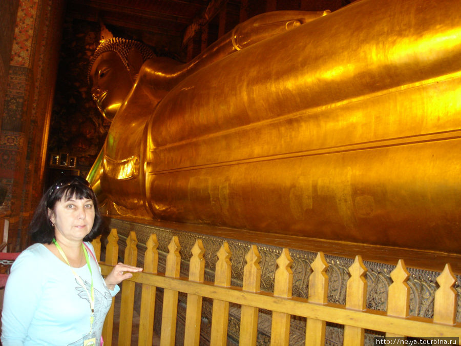 В богато украшенном росписями храме находится самая большая статуя Будды в стране, 46 метров в длину и 15 метров в высоту. Будда лежит- эта позиция символизирует полное отсутствие страстей, сопровождающее нирвану. Бангкок, Таиланд