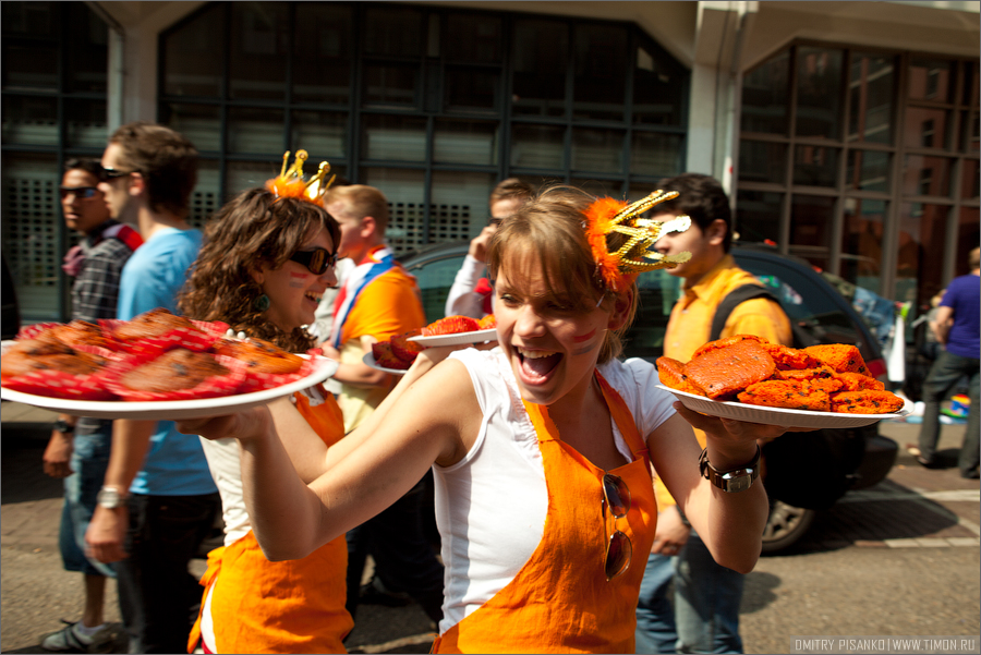 Оранжевые девушки продают оранжевое переченье за символический 1 евро. В этот день у них крышу рвет на оранжевом цвете. Амстердам, Нидерланды