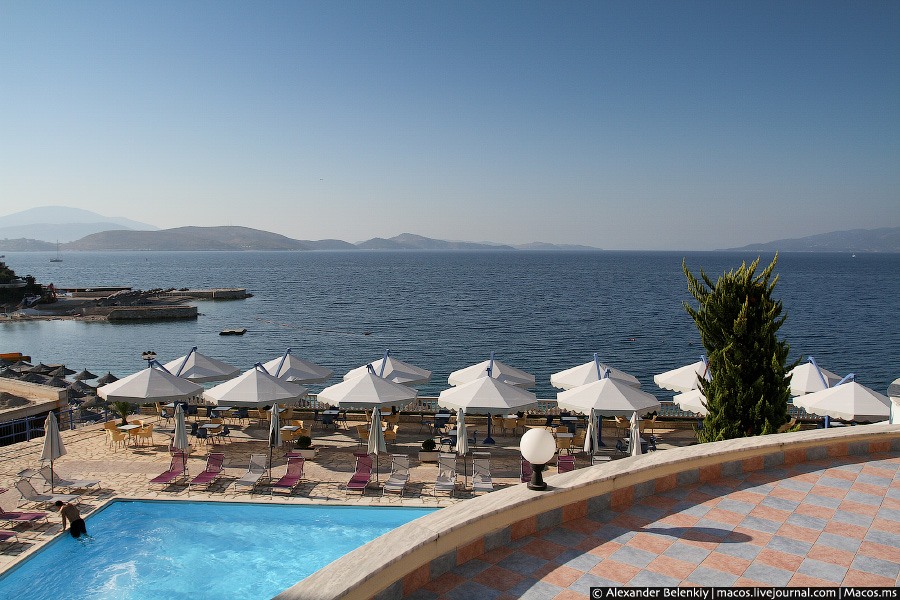 Хотя нет, все-таки может, но только в одном-единственном месте на всю страну. Знакомьтесь — южная Албания, город-курорт Саранда. Абсолютно все здесь выкупили итальянцы, которые построили отели и пляжи для себя, любимых. Отдыхать в родной Италии очень дорого, а до Албании ехать всего-ничего. И цены — значительно ниже. Албания Хотя нет, все-таки может, но только в одном-единственном месте на всю страну. Знакомьтесь — южная Албания, город-курорт Саранда. Абсолютно все здесь выкупили итальянцы, которые построили отели и пляжи для себя, любимых. Отдыхать в родной Италии очень дорого, а до Албании ехать всего-ничего. И цены — значительно ниже. Албания