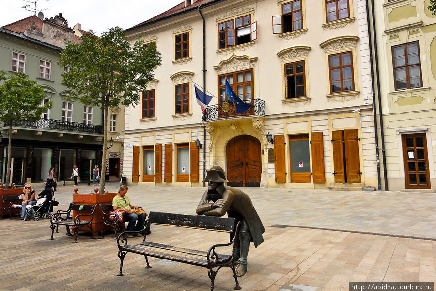 Вероятно, когда достопримечательностей в городе не много, это компенсируется различными такими фигурками, с которыми можно фотографироваться Братислава, Словакия