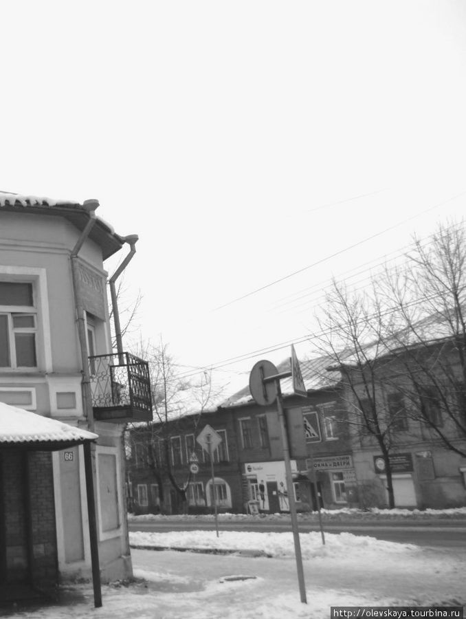 В этом доме с балкончиком есть кафе Чебуречка Грязовец, Россия