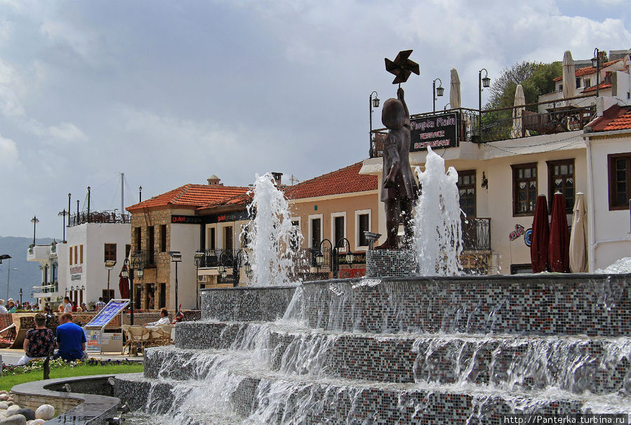 Очень приятный фонтан на улице баров Мармарис, Турция