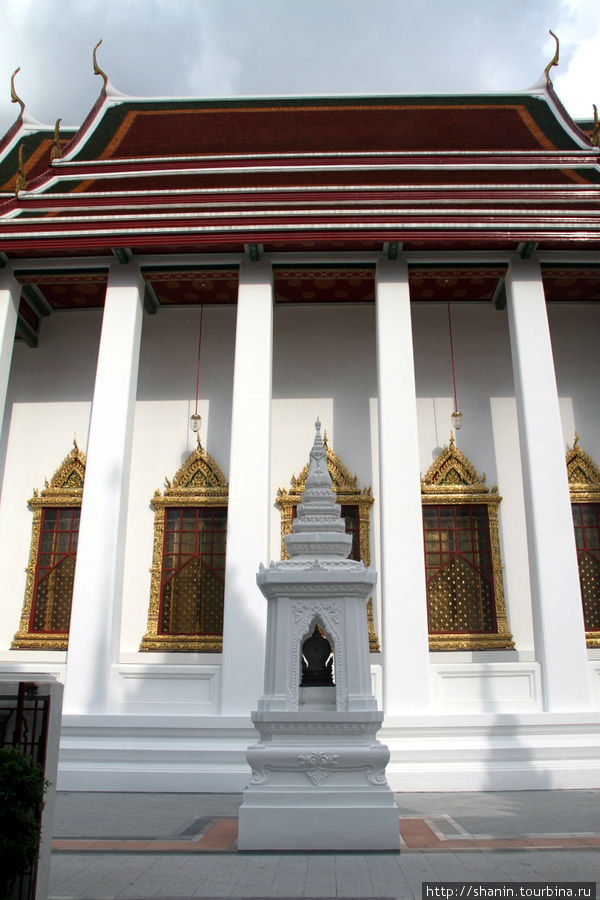 Стена Королевского павильона Вата Ратчанатдарам Бангкок, Таиланд
