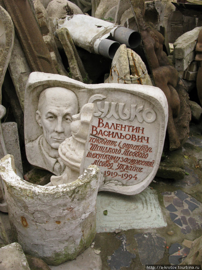 Весь двор дома заполнен полуфабрикатами этого скульптора Луцк, Украина