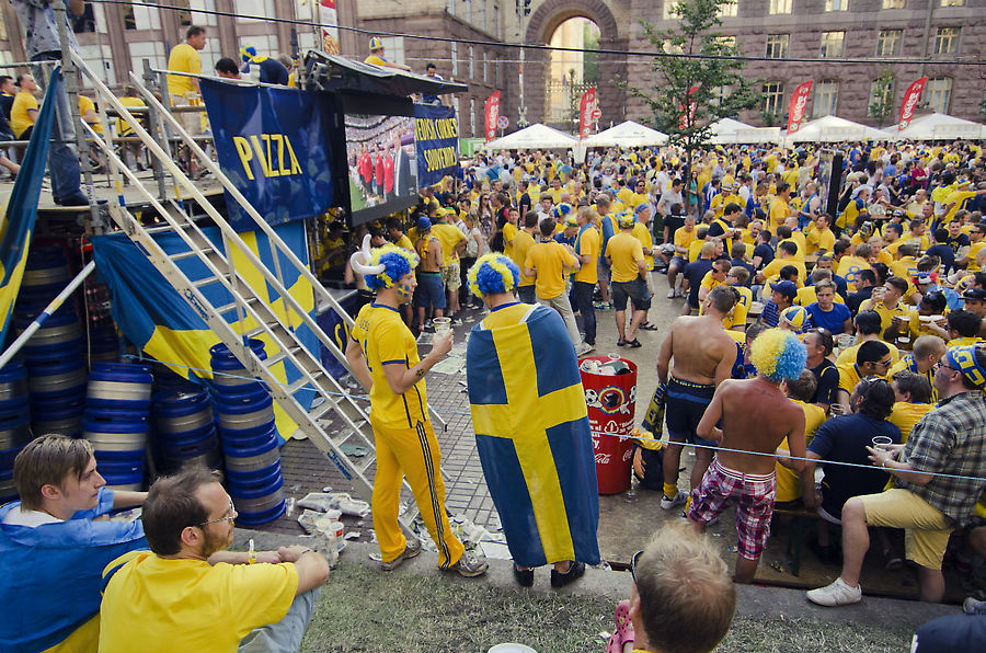 В Киеве по разным оценкам было от 20 до 30 тысяч шведов. Они вели себя исключительно цивилизованно, хотя пиво лилось рекой. Киев, Украина