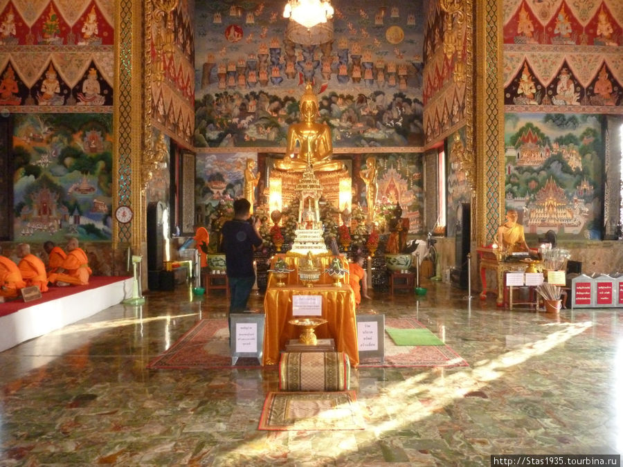 Вихарн со скульптурой Будды. Храм Ват Ти Ла Мони.