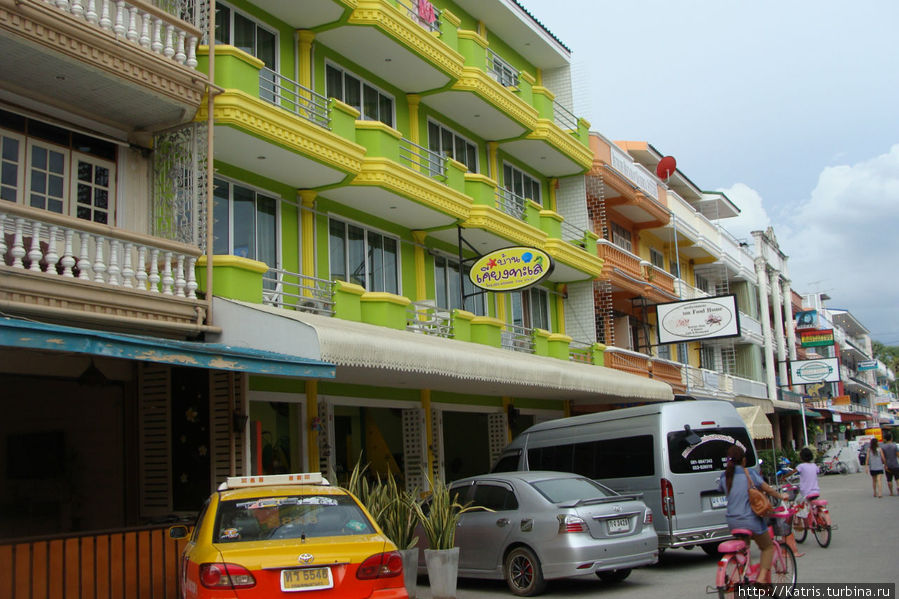 у многих домов и такси- самая радужная раскраска Ча-ам, Таиланд