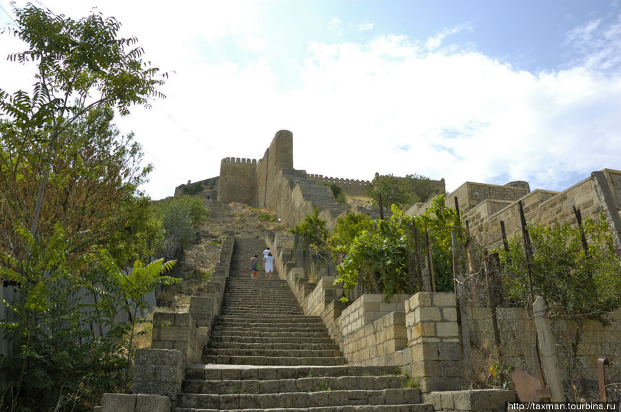 Крепостная лестница расположена вдоль южной крепостной стены и насчитывает 211 ступеней. Дербент, Россия