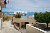 Тоже Кипр. Солнечные батареи на крышах домов для дополнительной энергии в дом и подогрева воды