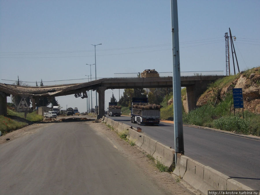 единственный разрушенный мост на трассе под Хомсом Дамаск, Сирия