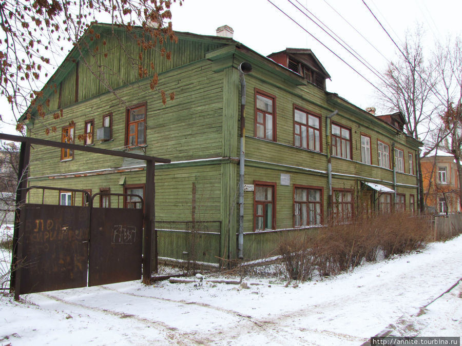 Крайняя пара окон на лицевом фасаде на втором этаже — окна семьи Солженицыных. Рязань, Россия