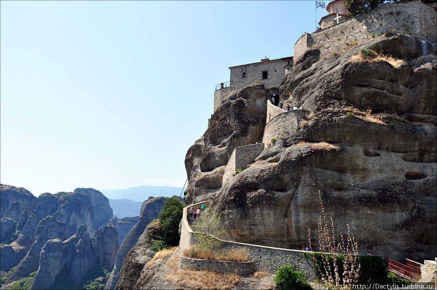 Лестница в скале, ведущая к Великому Метеору — Преображенскому монастырю, — была сделана специально для туристов и состоит из 154 ступенек. Фессалия, Греция