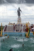 Памятник королю Сисаванг Вонгу и фонтан на берегу Меконга во Вьентьяне