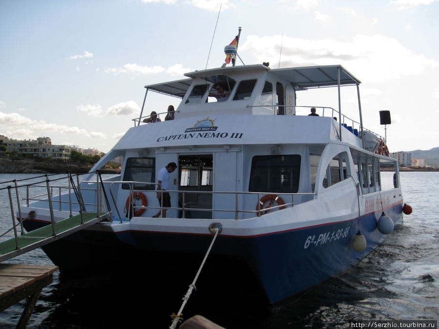 Вот такие кораблики подплывают к кафе-бару, привозя туристов в аквариум. Вот такие кораблики подплывают к кафе-бару, привозя туристов в аквариум.