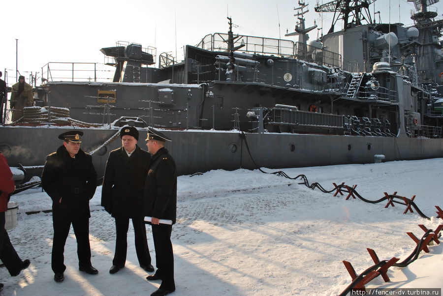 В центре — командир корабля Балтийск, Россия