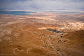 Вид с вершины, видно мертвое море и та самая тропа по которой надо подниматься к крепости