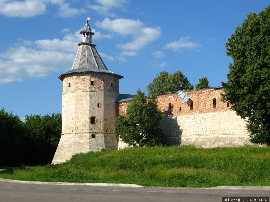 В 1528—1531 годах по приказу Василия III внутри Острога был построен каменный кремль Зарайск, Россия