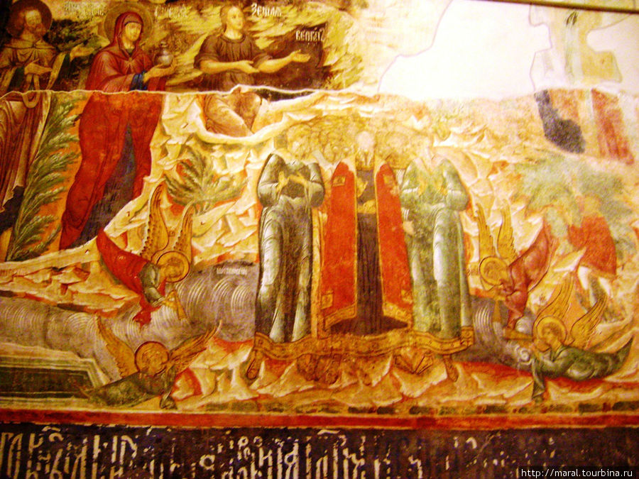 Восстановленная реставраторами фреска Суздаль, Россия