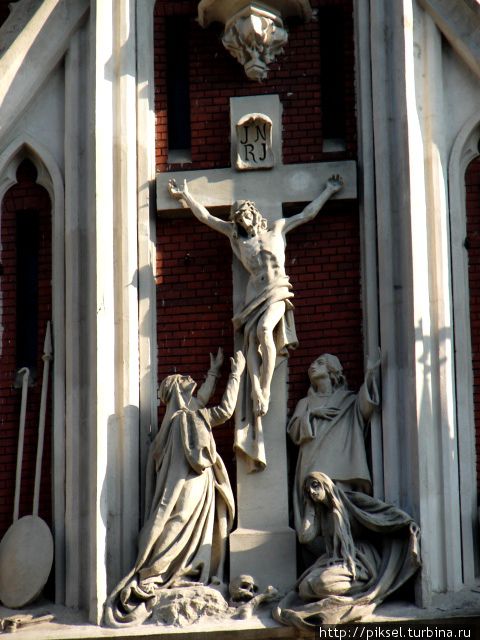 Центральная часть горельефа — сцена распятия Христа Киев, Украина
