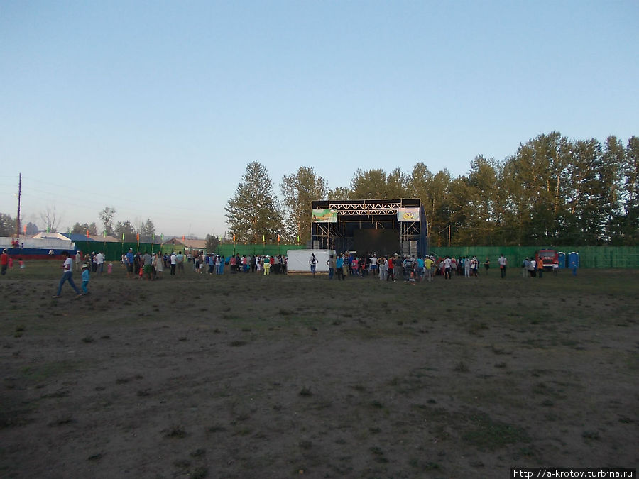 стадион и аппаратуру готовят к концерту Чадан, Россия