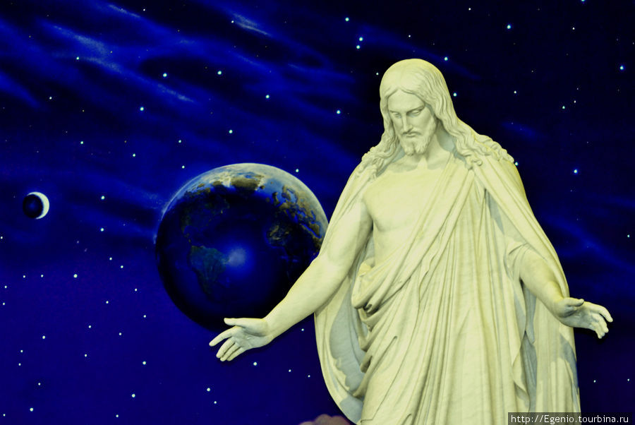Иисус Христос при входе в музей истории церкви Солт-Лэйк-Сити, CША