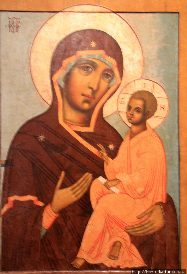 В зале иконописи будьте осторожны — нельзя подходить к экспонатам слишком близко — сработает сигнализация В зале иконописи будьте осторожны — нельзя подходить к экспонатам слишком близко — сработает сигнализация