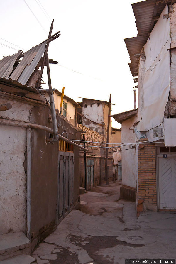 Простая жилая улица Бухара, Узбекистан
