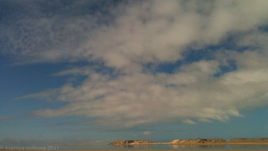 Эта фотография сделана после полудня — как только начал поддувать ветерок, облака сразу стали высокими, не то что утром. Дахла, Западная Сахара