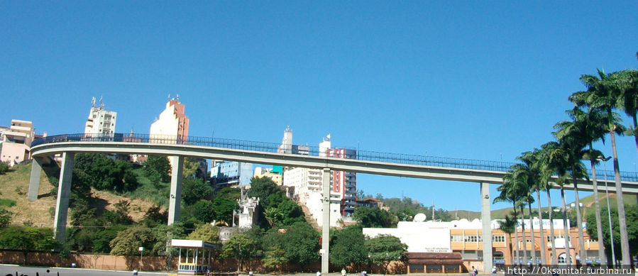 Пешеходный мост, по которому можно попасть из храма прямо в центр города. Апаресида, Бразилия