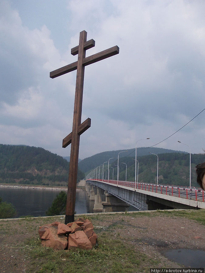 Крест под ГЭСом, чтобы плотина не обрушилась Дивногорск, Россия
