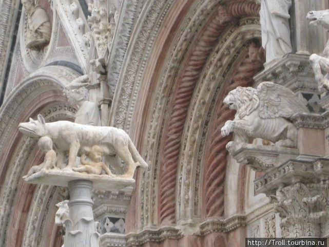 И лев крылатый, и лев просто, и волки, и лошади, и несколько святых, все вместе Сиена, Италия