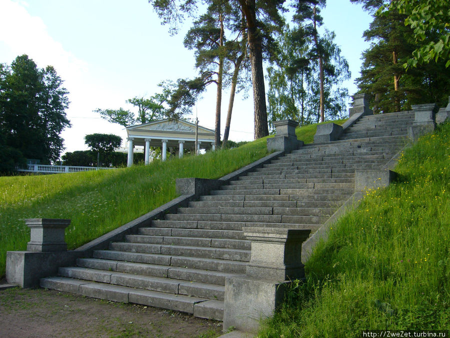 Трельяжная лестница в парке Мариенталь Павловск, Россия