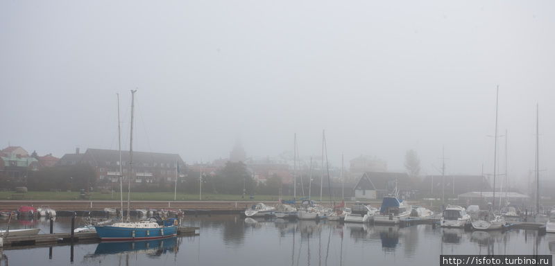 Туманный вид на Истад с пирса яхт-клуба. Истад, Швеция