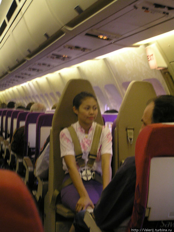 В Аэробусе стюардессы в полете сидят лицом к пассажирам своего салона. Пхукет, Таиланд