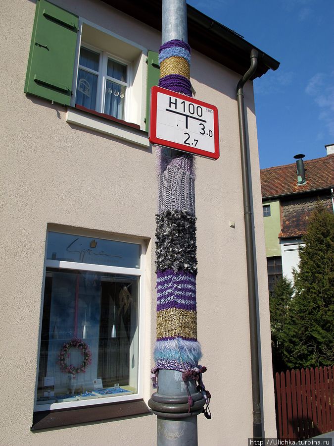 В районе вокруг магазина, где продаются нитки и спицы,любители вязания одели все столбы. Швабах, Германия