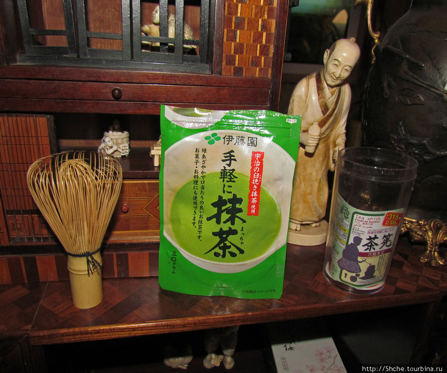 помазок и пакет с порошком для производства чая Япония