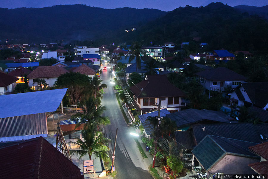 А также прекрасные виды на окрестности. Остров Пхукет, Таиланд А также прекрасные виды на окрестности. Остров Пхукет, Таиланд