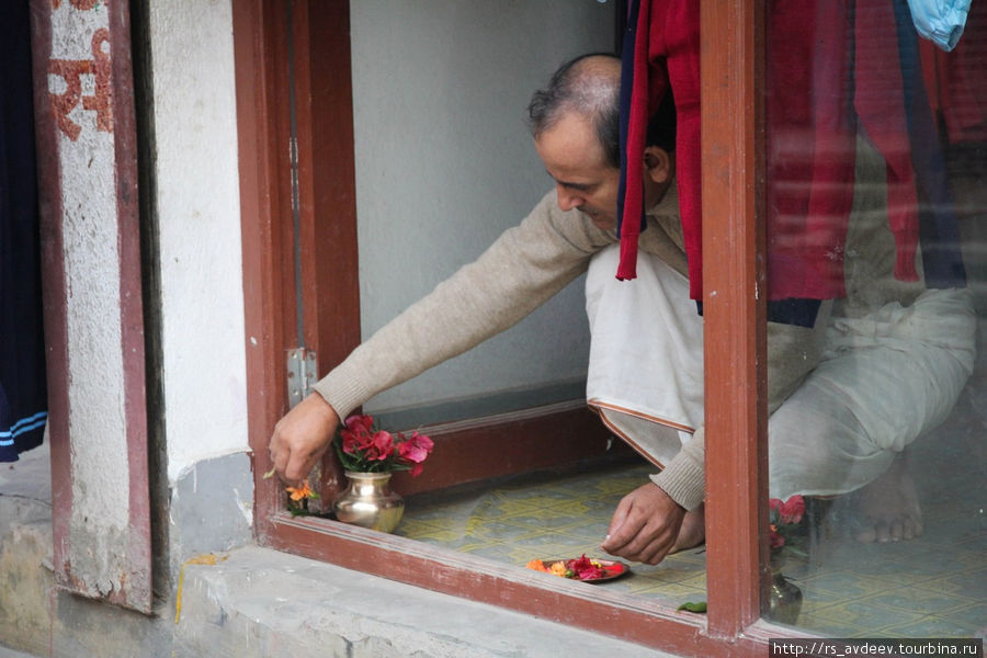 Утро в Непале, люди первым делом выходят на обряд жгут свечи, благовония... Катманду, Непал
