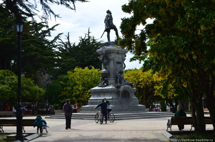 Сквер на площади с памятником Магеллану Пунта-Аренас, Чили
