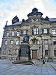 Дом земельных сословий и памятник королю Фридриху-Августу. В настоящее время там находится Верховный суд Саксонии.